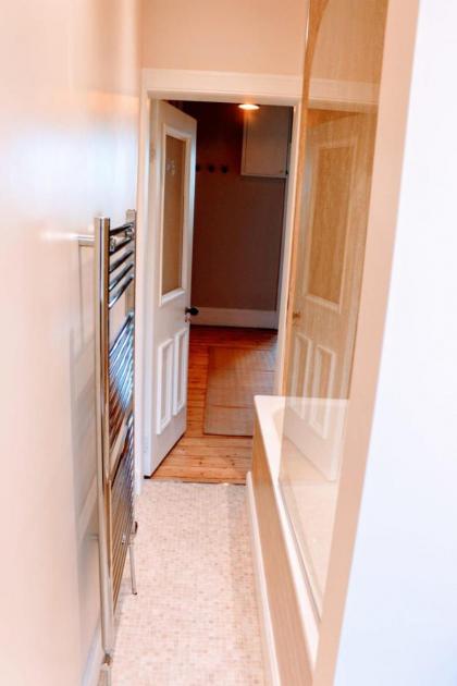Bright Modern Arthurs Seat 2 Bedroom Apartment - image 22