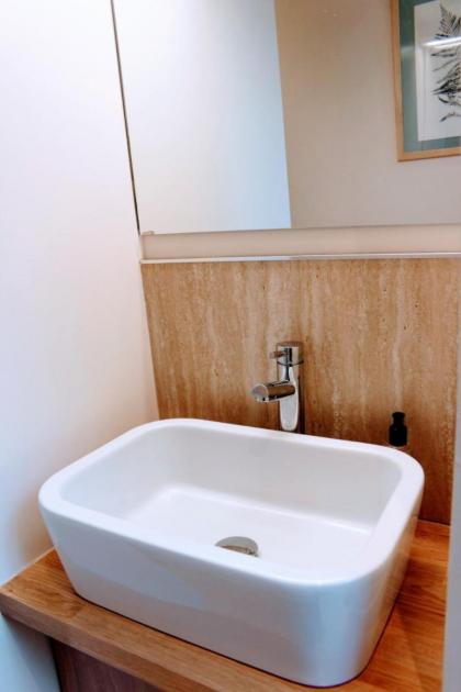 Bright Modern Arthurs Seat 2 Bedroom Apartment - image 23
