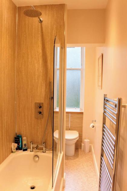 Bright Modern Arthurs Seat 2 Bedroom Apartment - image 26