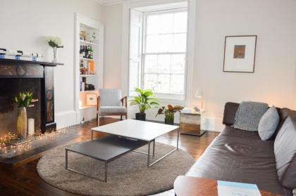 Beautiful 1 Bedroom Apartment in Stockbridge - image 1