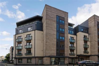 Modern 2 Bedroom Property in Central Edinburgh - image 14