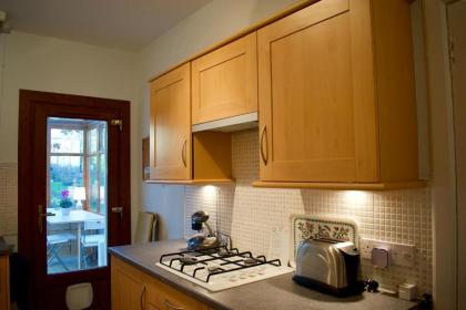 2 Bedroom House with Views of Arthurs Seat - image 9