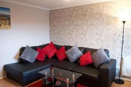 Top Floor 2 Bedroom Apartment Near Leith Walk - image 18