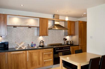 Modern 2 Bedroom City Centre Flat - image 15