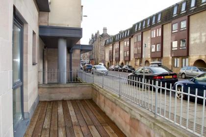 Modern 2 Bedroom City Centre Flat - image 9