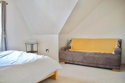 Modern And Charming 2 Bedroom Old Town Apartment - image 8