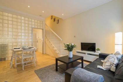 2BR Grassmarket Apartment with Castle View 