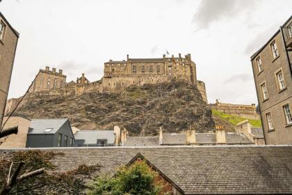 2BR Grassmarket Apartment with Castle View - image 3