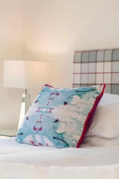 379 Luxury 3 bedroom city centre apartment with private parking and lovely views over Arthur's seat - image 10