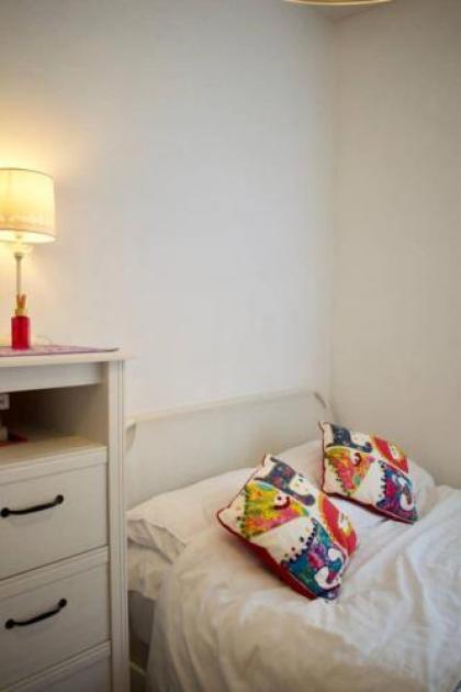 Spacious 2 Bedroom City Centre Flat - image 12