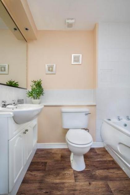 Dicksonfield Groud Floor Apartment - image 13