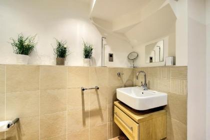 Light and spacious flat in the Heart of Edinburgh - image 9