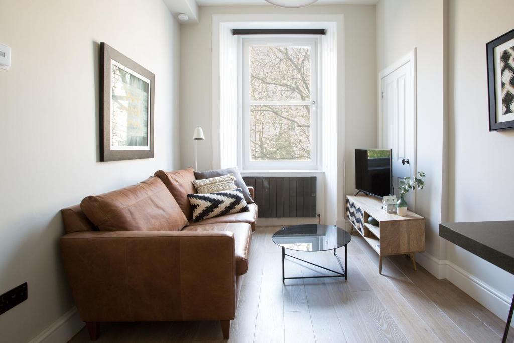 Holyrood Park City Centre Apartment - image 5