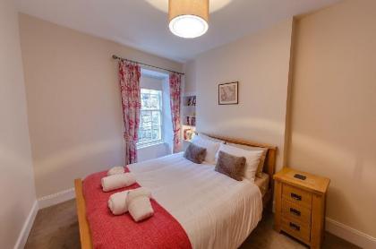 Stylish Apartment in Trendy New Town Location - image 17