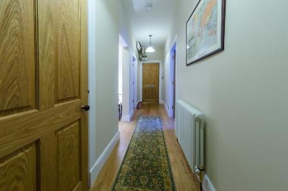 Stylish Apartment in Trendy New Town Location - image 2