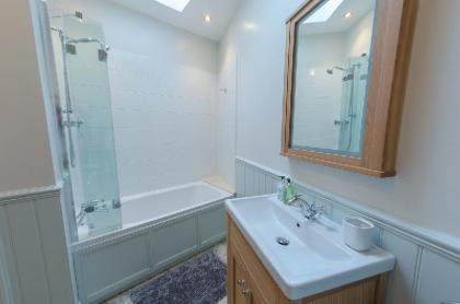 Stylish Apartment in Trendy New Town Location - image 20