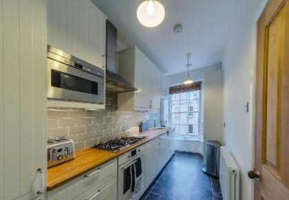Stylish Apartment in Trendy New Town Location - image 3