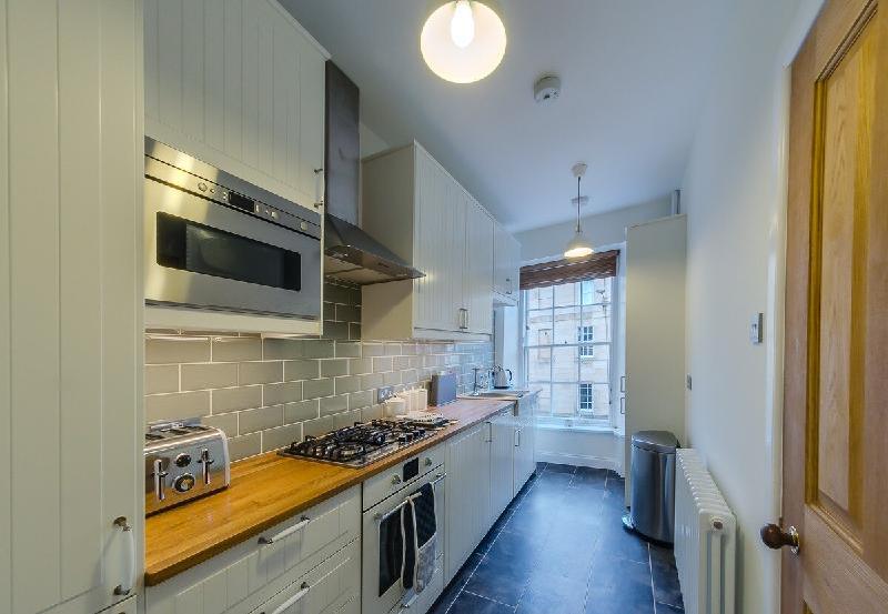 Stylish Apartment in Trendy New Town Location - image 3