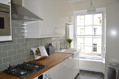 Stylish Apartment in Trendy New Town Location - image 5