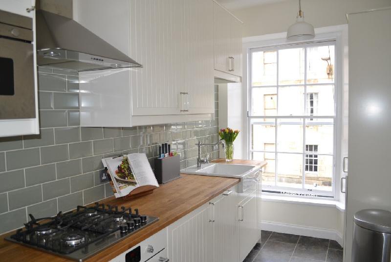 Stylish Apartment in Trendy New Town Location - image 5