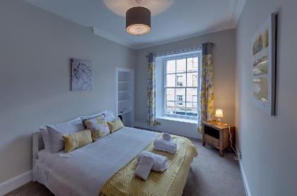 Stylish Apartment in Trendy New Town Location - image 9