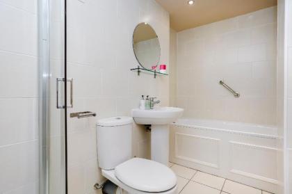 New Town 3BR-3BA Main Door - Free Parking & Patio - image 18