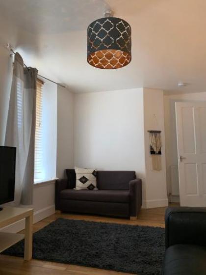 Impeccable 2-Bed Apartment in Edinburgh - image 18