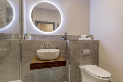 Bohemian luxury accommodation in the heart Edinburghs Leith district - image 27