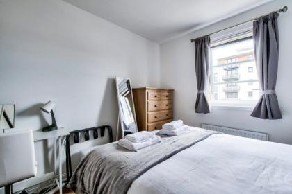 GuestReady - Stylish Apt w Parking near Edinburgh - image 21