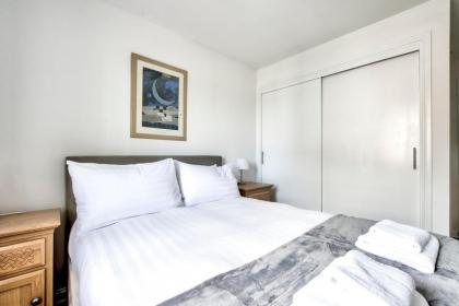 GuestReady - Stylish Apt w Parking near Edinburgh - image 22