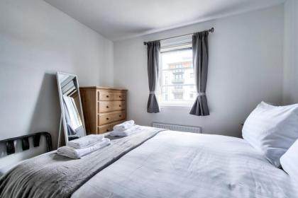 GuestReady - Stylish Apt w Parking near Edinburgh - image 24