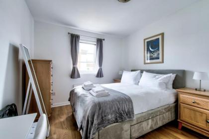 GuestReady - Stylish Apt w Parking near Edinburgh - image 25