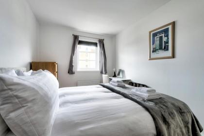 GuestReady - Stylish Apt w Parking near Edinburgh - image 27