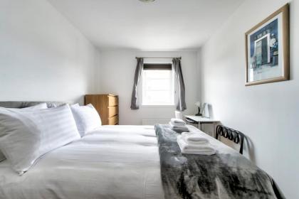 GuestReady - Stylish Apt w Parking near Edinburgh - image 28