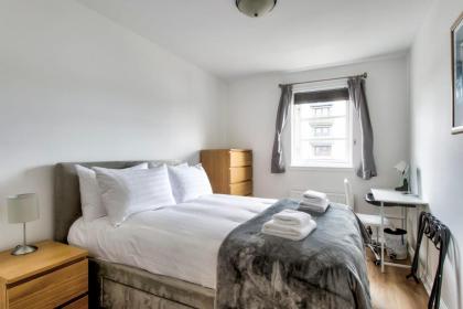 GuestReady - Stylish Apt w Parking near Edinburgh - image 29
