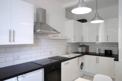 Beautiful Scandi-Inspired one bed in Stockbridge - image 10