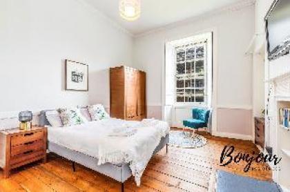 New Town 3BR-1BA St. James Centre - Free Parking - image 2