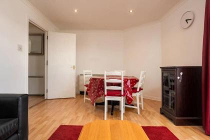 Stylish 2 Bedroom Apartment near the City Centre - image 15