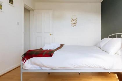 Charming 3 Bedroom Apartment in the Heart of Vibrant Old Town - image 17