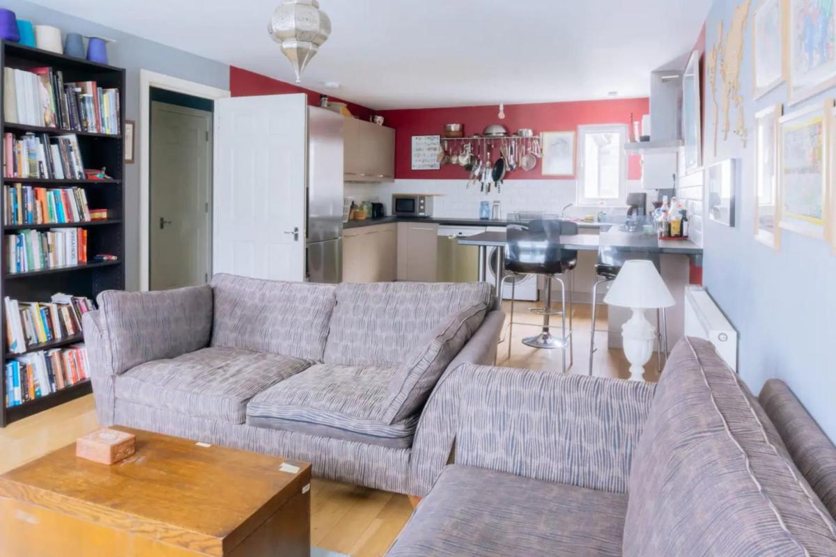 Stylish 3 Bedroom Apartment near Hollyrood Park - main image