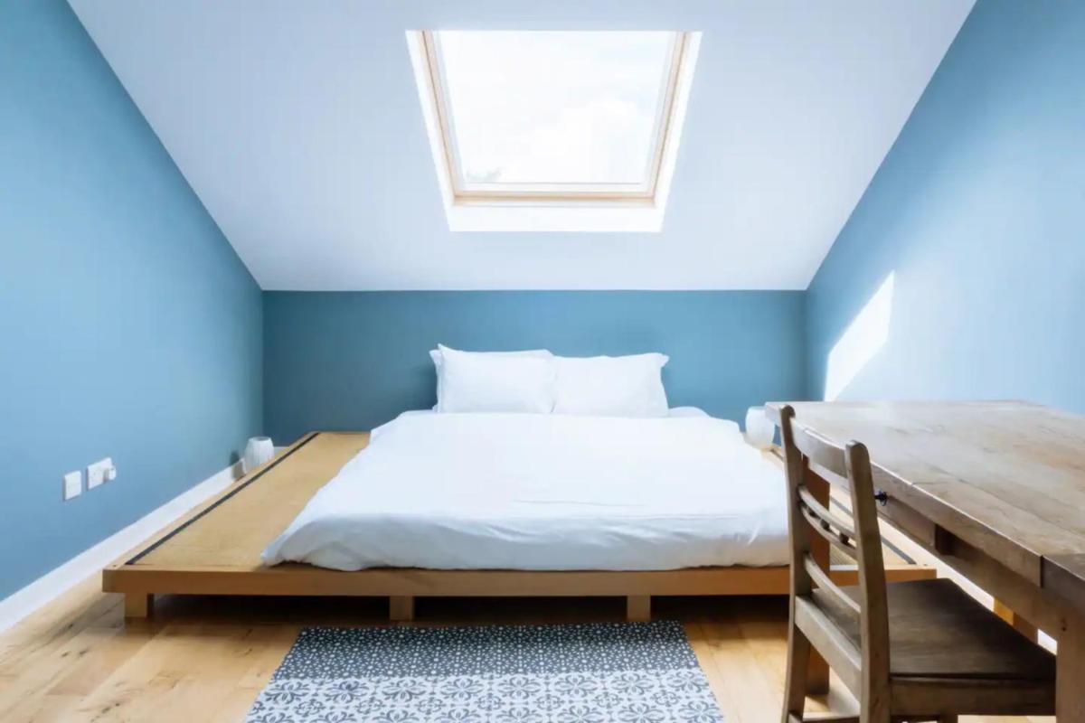 Stylish 3 Bedroom Apartment near Hollyrood Park - image 2