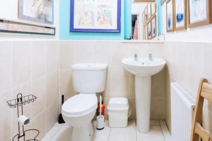 Stylish 3 Bedroom Apartment near Hollyrood Park - image 21