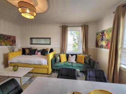 Lovely 4 bed Apt with 8 separate beds - image 19