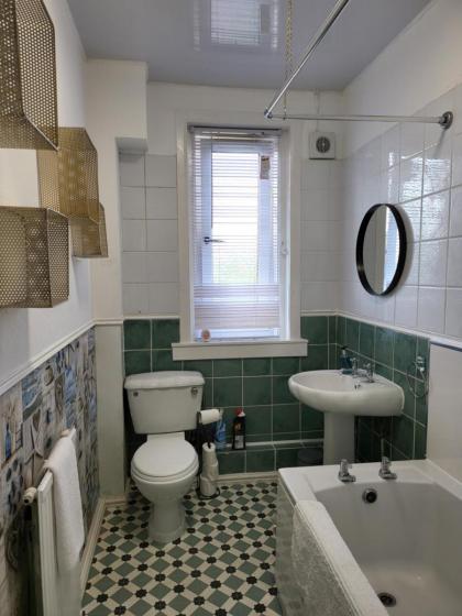 Lovely 4 bed Apt with 8 separate beds - image 21