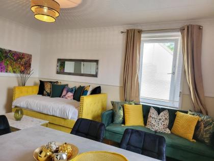 Lovely 4 bed Apt with 8 separate beds - image 22