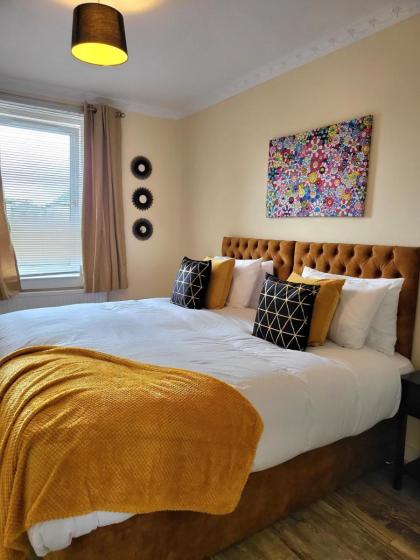 Lovely 4 bed Apt with 8 separate beds - image 23