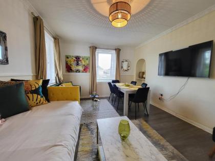 Lovely 4 bed Apt with 8 separate beds - image 24
