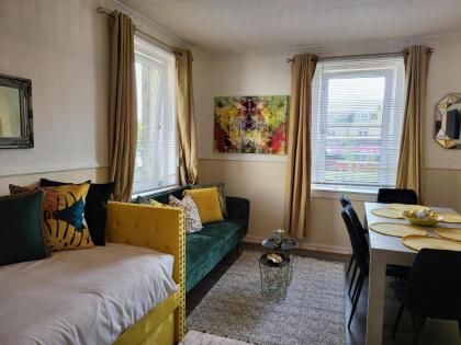 Lovely 4 bed Apt with 8 separate beds - image 25