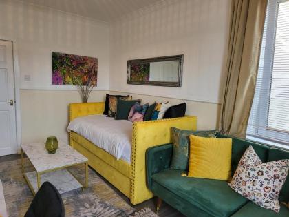 Lovely 4 bed Apt with 8 separate beds - image 26