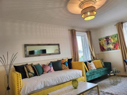 Lovely 4 bed Apt with 8 separate beds - image 27